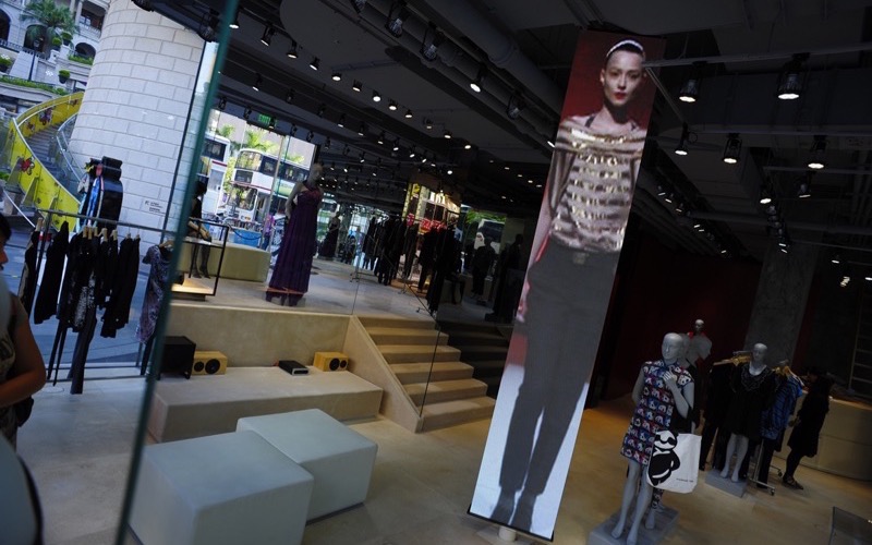 Vivienne Tam LED screen digital signage system